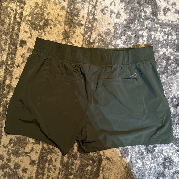 Women’s workout shorts with zipper pockets - Picture 2 of 2